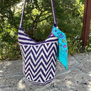 🌺 BEAUTIFUL; Hand-Made Boutique Purple & Off-White CROCHET Handbag w/Zipper Top